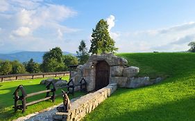 Osada Jaworzyny - Domek Hobbita z jaskinią SPA